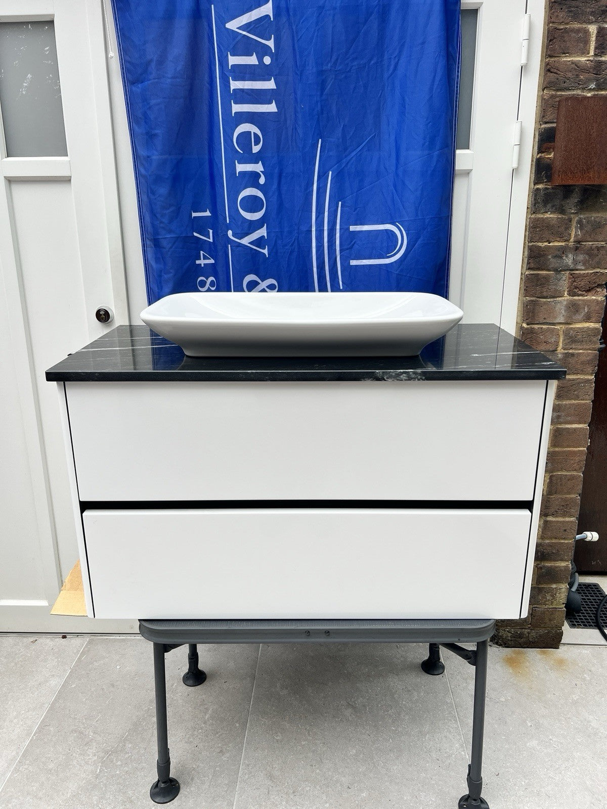 Villeroy and Boch Vivia Wall Vanity Unit 100cm white + stone top + washbasin