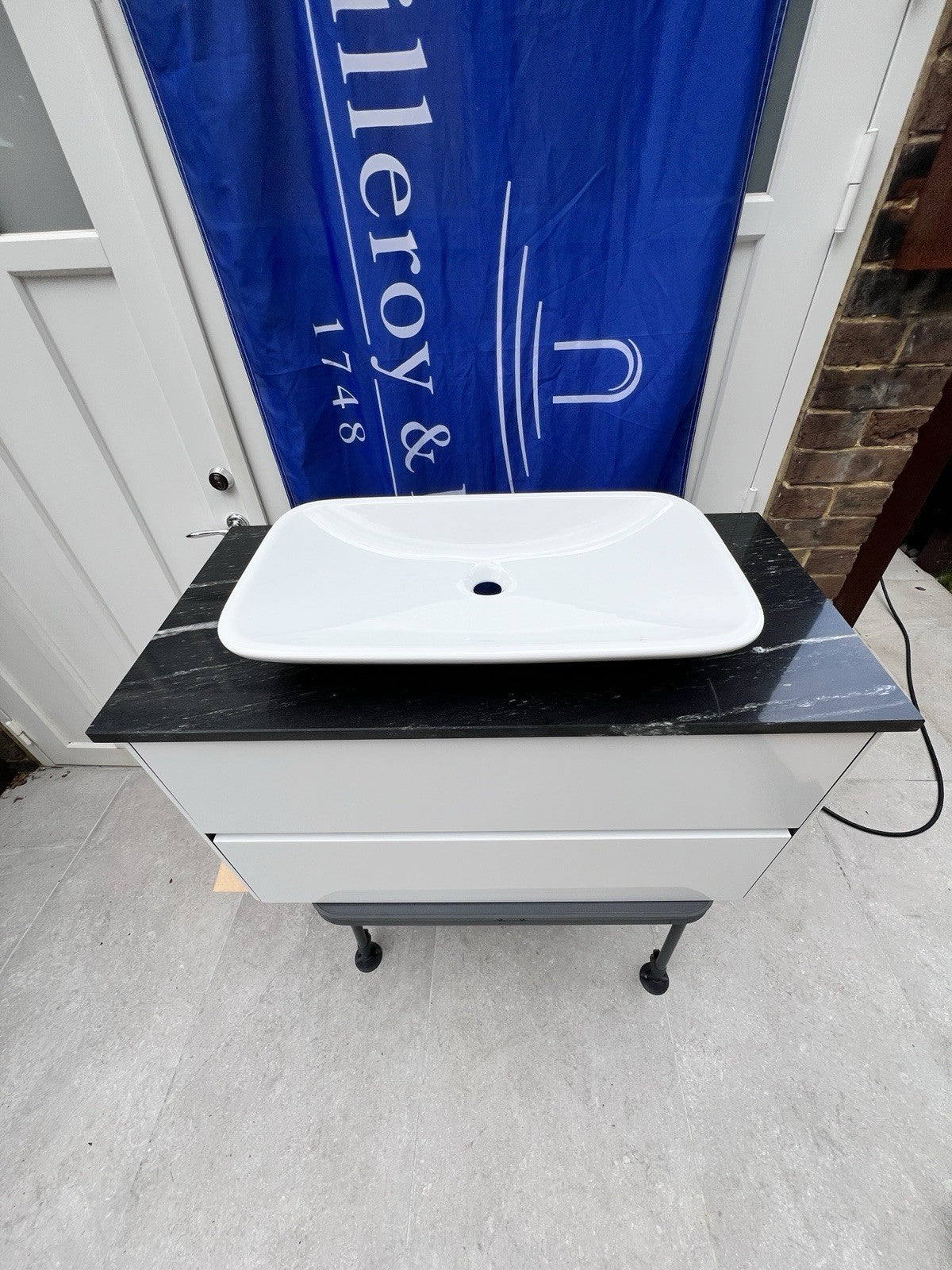 Villeroy and Boch Vivia Wall Vanity Unit 100cm white + stone top + washbasin