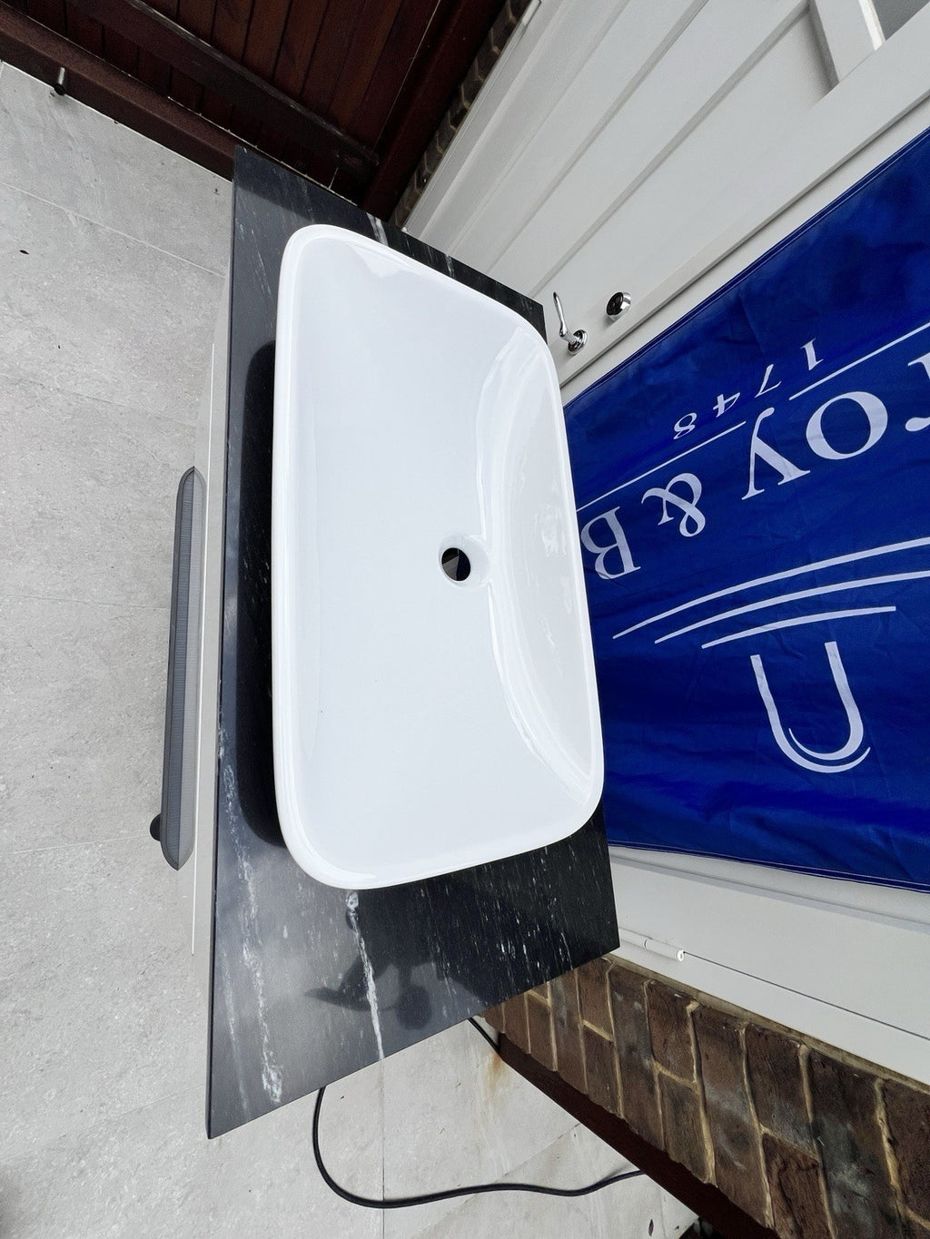 Villeroy and Boch Vivia Wall Vanity Unit 100cm gl white + stone top + washbasin