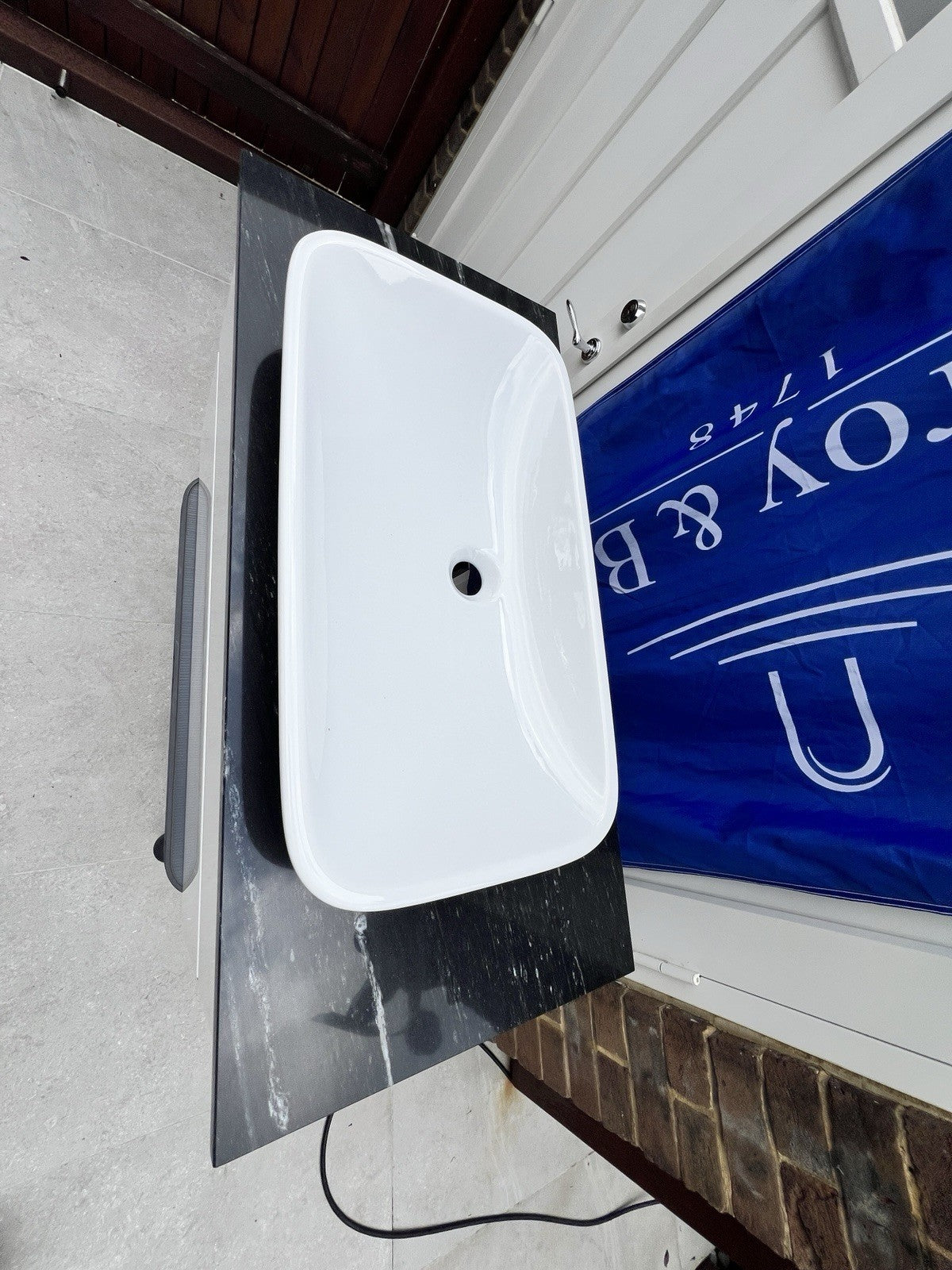 Villeroy and Boch Vivia Wall Vanity Unit 100cm gl white + stone top + washbasin