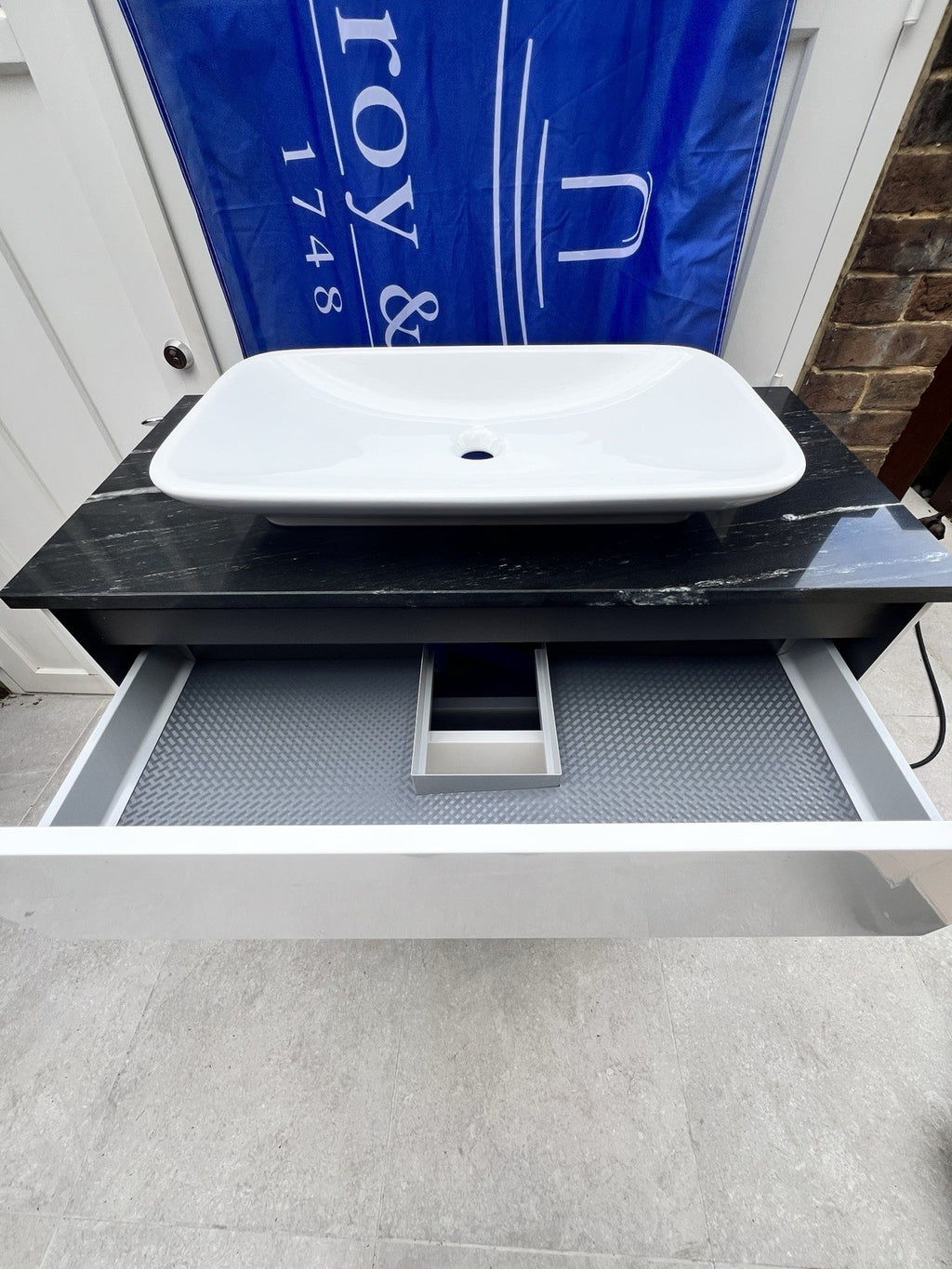 Villeroy and Boch Vivia Wall Vanity Unit 100cm white + stone top + washbasin